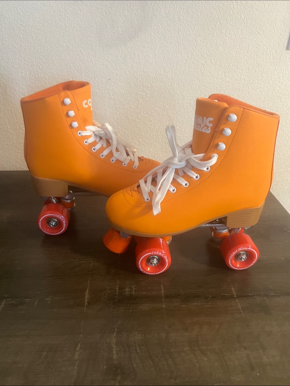 Josie sign roller skates - Picture 2 of 4